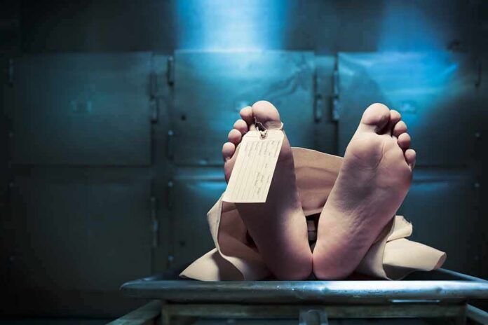 shutterstock_192399455 Corpse on a morgue table with toe tag